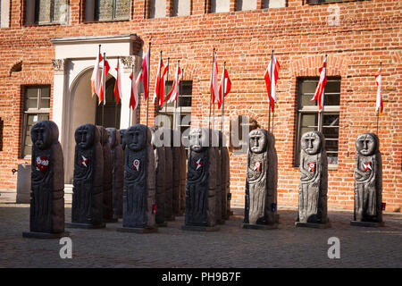 Eine Gruppe von Skulpturen Nachahmung der alten heidnischen Statuen aus Preußen. Olsztyn, Ermland, Polen. Stockfoto