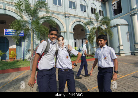 Mangalore, Indien - 8. Juli 2018 - Hochschule Jungen aus St. Aloysius High School ihre freie Zeit vor der Hochschule in Manglore genießen - Indien Stockfoto