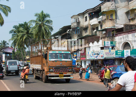 Goa, Indien - 8. Juli 2018 - Typische Verkehrssituation auf indischen Straße in Canacona - Goa Stockfoto