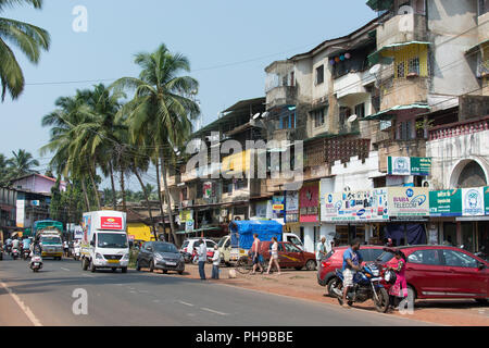 Goa, Indien - 8. Juli 2018 - Typische Verkehrssituation auf indischen Straße in Canacona - Goa Stockfoto