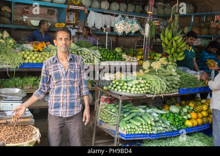 Mumbai, Indien - Juli 8, 2018-Anbieter am Markt für den Verkauf von Speisen - Indien Stockfoto