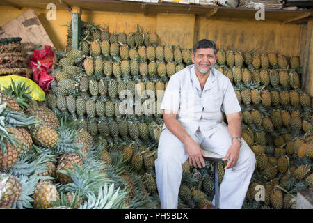 Mumbai, Indien - Juli 8, 2018-Anbieter auf dem Markt verkaufen Ananas in Indien Stockfoto