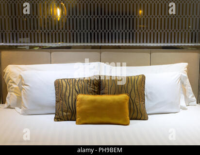 Kissen auf den Betten im Hotel Stockfoto