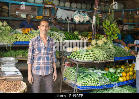 Mumbai, Indien - Juli 8, 2018-Anbieter am Markt für den Verkauf von Speisen - Indien Stockfoto