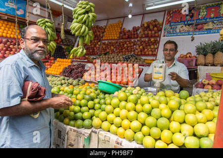 Mumbai, Indien - Juli 8, 2018-Anbieter am Markt für den Verkauf von Speisen - Indien Stockfoto