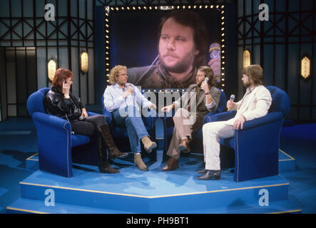 Anni-Frid Lyngstad (l), (r) Björn Ulvaeus und Benny Andersson (2.v.r), ehemaliges Mitglied der schwedischen Popgruppe ABBA im November 1984 bei einer TV-Show mit Host Stockfoto