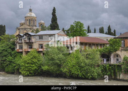 Kirche am Rioni Fluss in Kutaissi, Georgien Stockfoto