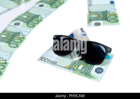 Banknoten, die von 100 Euro und Sonnenbrille Stockfoto