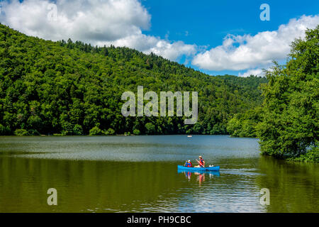 Kanu auf dem See Chambon, Auvergne Volcanoes National Park Stockfoto