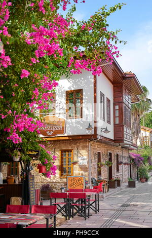 Blühende Blumen auf Straßen der Altstadt Kaleici, Antalya, Türkei Stockfoto