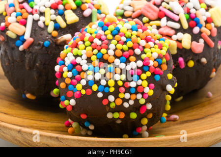 Selektiver Fokus auf süße Schokolade Cupcake garniert mit bunten Streuseln Stockfoto