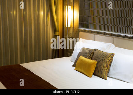 Kissen auf einem Bett in einem Hotel. Stockfoto