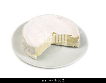 Runde Camembert mit ein ausgeschnittenes Stück Stockfoto
