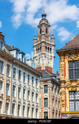 Architektonisches detail um den Place du General de Gaulle mit dem Belfried und Uhrturm der Handelskammer, Lille, Frankreich Stockfoto