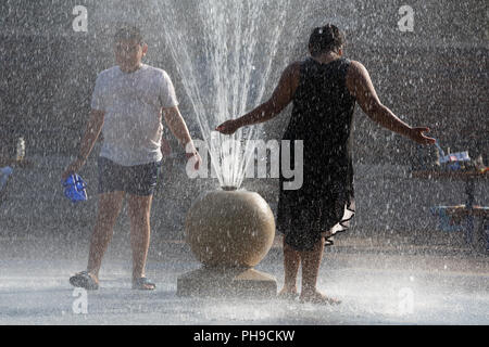 Menschen Abkühlung im Brunnen auf heißen Sommertag, Boston, Massachusetts, USA Stockfoto