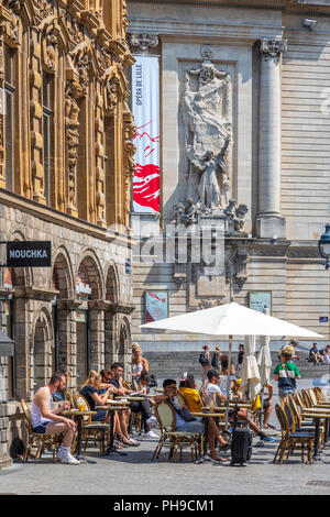 Touristen im Coffee Shop in der Nähe von Place du Theatre und die Oper, Lille, Frankreich Stockfoto