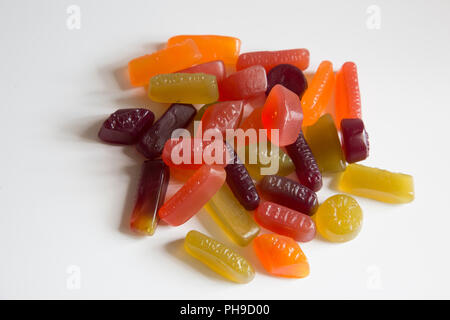 Ein Haufen von bunten Gummibärchen Süßigkeiten sitzen auf einem weißen Hintergrund Stockfoto