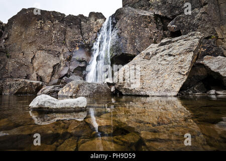Wasserfall in der Landschaft der Kleifaheidi, Westfjorde, Island Stockfoto