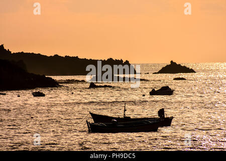 Silhouette Boot im Meer Stockfoto