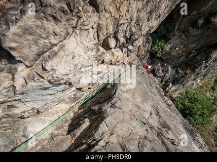 Ein Junge auf einem Multi pitch Klettern im Tal der Rhone, Schweiz Stockfoto