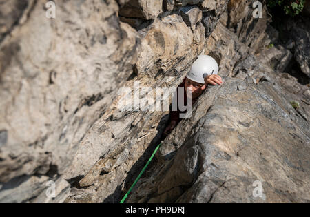 Ein Junge auf einem Multi pitch Klettern im Tal der Rhone, Schweiz Stockfoto