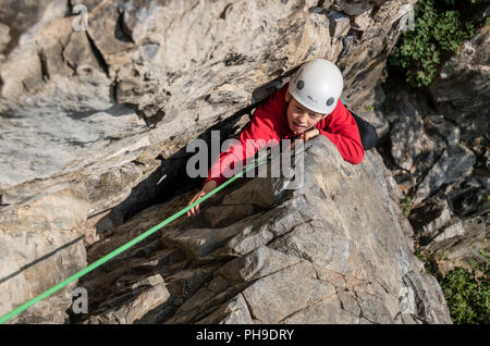 Ein Junge auf einem Multi pitch Klettern im Tal der Rhone, Schweiz Stockfoto