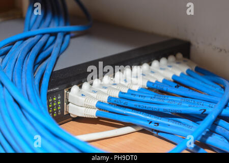 Schalter mit zahlreichen RJ45 Kabel - LAN Stockfoto