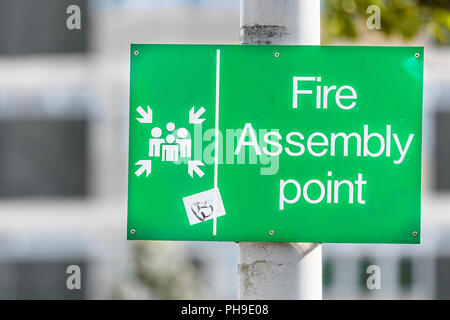 Sammelplatz im Brandfall auf dem Platz außerhalb der Cube im Stadtzentrum von Corby, Easts Midlands, England. Stockfoto