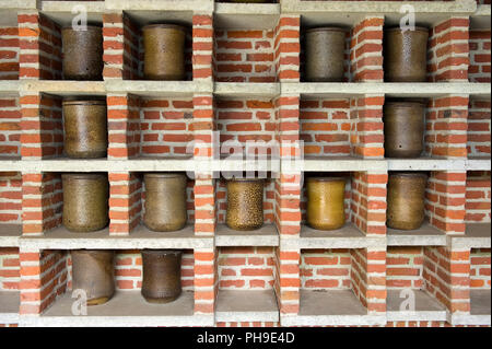 Taucher Urnen in einer Wand außerhalb einer cremarorium Stockfoto