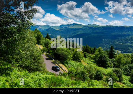 Gewundene Straße, Regionaler Naturpark der Vulkane der Auvergne, Massiv von Sancy, Puy de Dome, Auvergne Rhône-Alpes, Frankreich Stockfoto