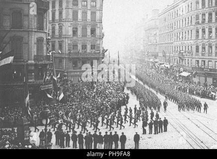 7/14/1918 - Zeremonien - Tag der Bastille, 1918 - Feier zum Tag der Bastille, Lyon, Frankreich. Die amerikanischen Truppen paradieren durch der Republic Street, Lyon. Pont Wilson wurde eingeweiht Tag der Bastille Stockfoto