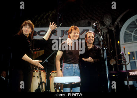 Bon Jovi (l-r: Richie Sambora, Jon Bon Jovi, Tico Torres) am 25.02.1996 in Hamburg. | Verwendung weltweit Stockfoto