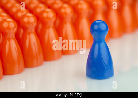 Konzeptionelle orange Spiel Spielfiguren und einem blauen spielen Bauer Stockfoto