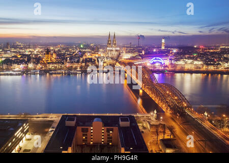 Stadtbild von Köln mit Kathedrale und Brücke über Rhein bei Sonnenuntergang, Köln, Deutschland, Europa Stockfoto