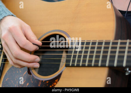 Person spielen alte Western Gitarre - Detail Stockfoto