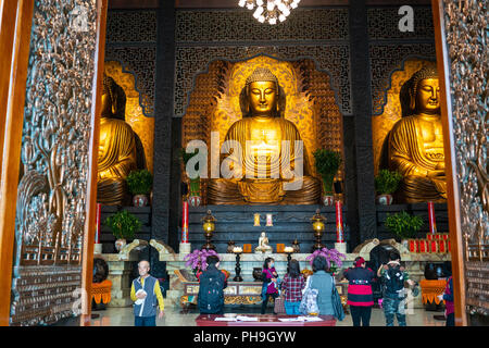 22. Februar 2018, Kaohsiung, Taiwan: Drei Buddha und Leute an der wichtigsten Heiligtum der Sangha Fo Guang Shan Kloster in Kaohsiung, Taiwan beten Stockfoto