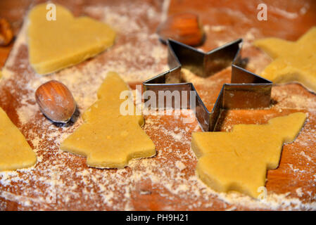 Cookies Kekse in der Zeile auf hölzernen Hintergrund Stockfoto