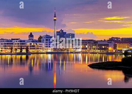 Phoenix See mit den Florian Turm bei Sonnenuntergang Dämmerung, Dortmund, Ruhrgebiet, Deutschland Stockfoto