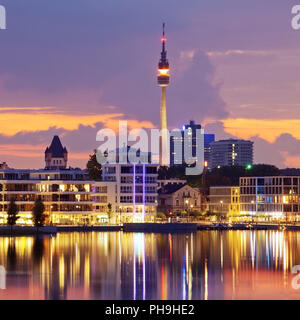 Phoenix See mit den Florian Turm bei Sonnenuntergang Dämmerung, Dortmund, Ruhrgebiet, Deutschland Stockfoto