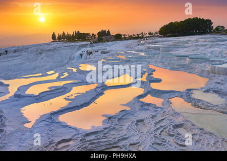 Pamukkale Kalkstein Terrassen bei Sonnenuntergang, Pamukkale, Türkei Stockfoto