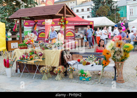 Traditionelle getrocknete Blumen Blumensträuße an der Straße Markt während der Karpaten Klimata Festival in Krosno, Polen verkauft. Stockfoto