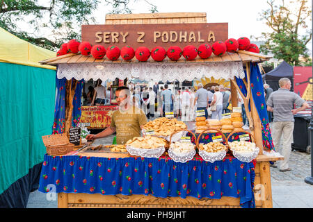 Marktstand in Krosno mainsquare in Polen, die traditionelles geräucherter Käse von Podhale Region namens Oscypek und Golka aus gesalzenem Schaf Stockfoto