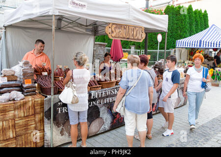 Markt mit traditionellen litauischen geräucherte und getrocknete Würste auf dem Straßenmarkt in Krosno, Polen Abschaltdruck Stockfoto