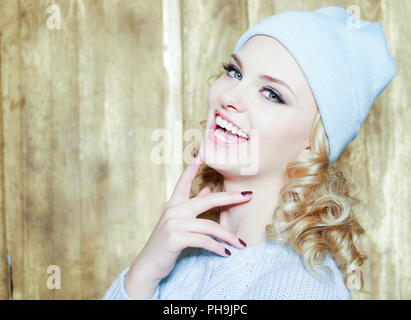 Wunderschöne lächelnde Frau mit blonden Korkenzieherlocken Stockfoto
