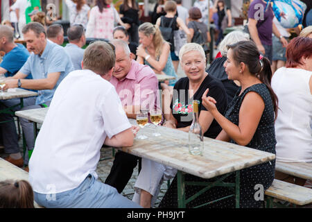 Menschen, Wein trinken und Geselligkeit während der Ungarischen Weine Festival in den Karpaten Klima internationale kulturelle Ereignis in Krosno, Polen Stockfoto