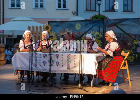 Ungarische Magyar Frauen kleiden sich in traditionellen Trachten auf der Bühne im Karpaten singen Klima internationale kulturelle Ereignis in Krosno, Polen Stockfoto