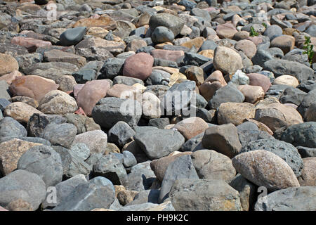 Wasser Steine Felsen Muster. Kiesel in der Nähe von Wasser. Runde Steine Hintergrund. Natur Hintergrund. Flußbett und Ufer. Stockfoto