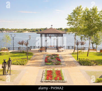 Kiew/Ukraine - August 22, 2018 - Pavillon mit Holzbänken, in der Naltalka Park von Kiew, Ukraine, in der Nähe von dem Fluss Dnepr, während einer klaren Sommer Mor Stockfoto