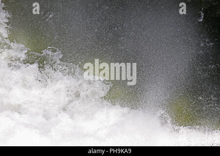 Spritzer und Spray von Wasserfall. Großes Wasser planschen im See nach dem Tauchen. Splash Wasser auf dem Fluss, schöne bunte helle Spritzen. Dam Wasserfälle Stockfoto