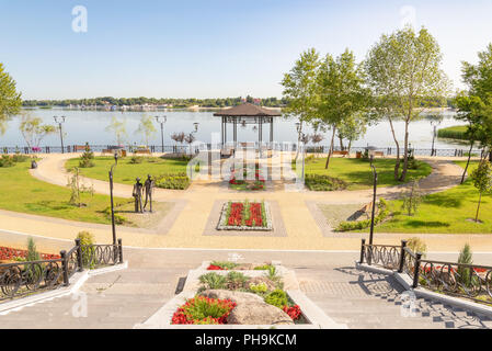 Kiew/Ukraine - August 23, 2018 - Pavillon mit Holzbänken, in der Naltalka Park von Kiew, Ukraine, in der Nähe von dem Fluss Dnepr, während einer klaren Sommer Mor Stockfoto